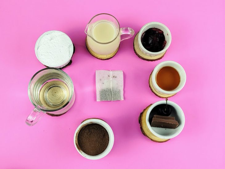 Ingredientes reunidos em uma bancada.