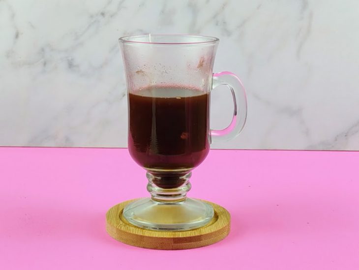 Sachê de chá infusionado em água.