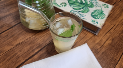Chá gelado com casca de abacaxi