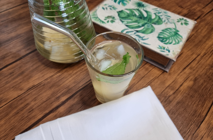 Chá gelado com casca de abacaxi