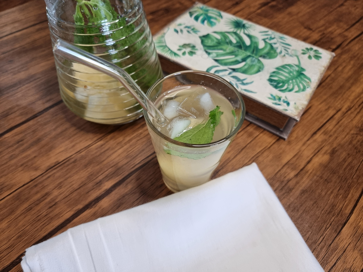 Chá gelado com casca de abacaxi