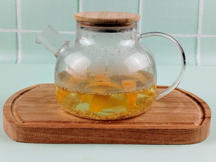 Água, cascas de laranja e linhaça em água quente.