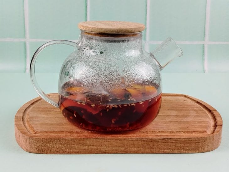 Sachês de chá infusionados na água.