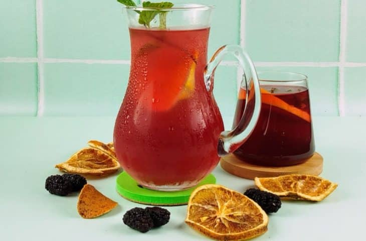 Chá gelado de amora e laranja com linhaça dourada