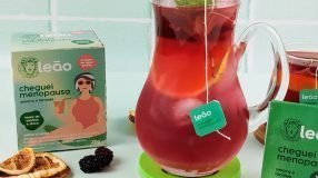 Chá gelado de amora e laranja com linhaça dourada