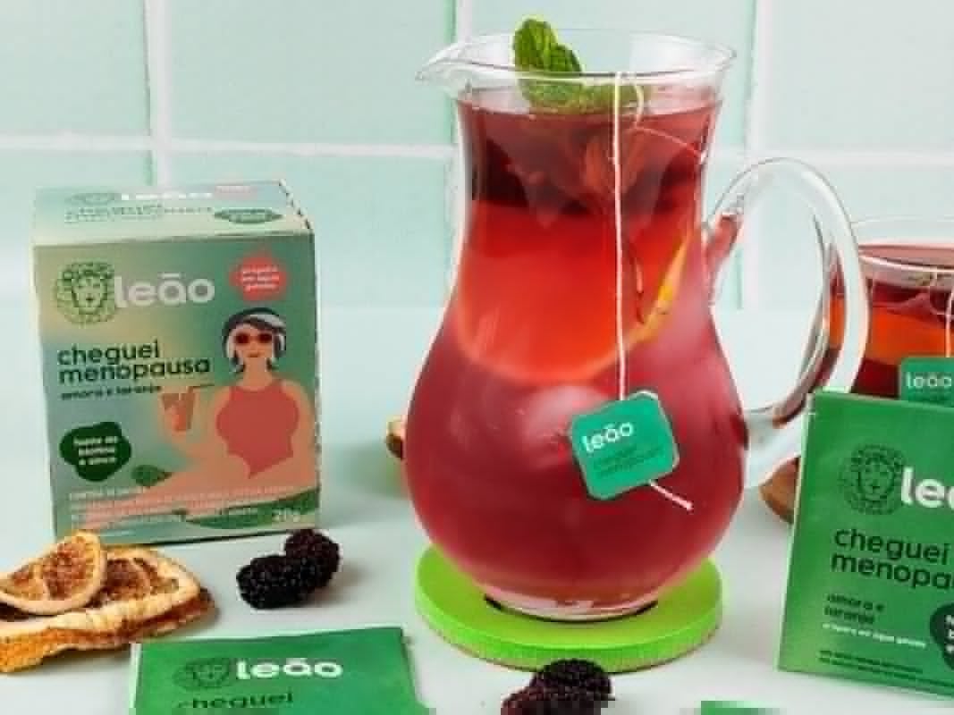 Chá gelado de amora e laranja com linhaça dourada