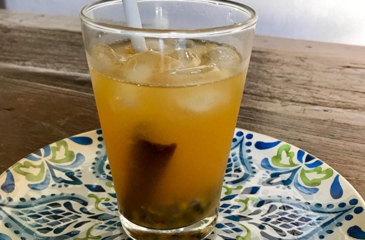 Chá gelado de maracujá com especiarias