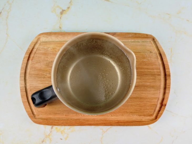 Uma caneca com água quente.