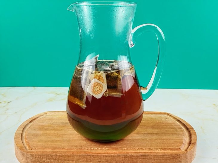 Uma jarra com a água e os sachês de chá.