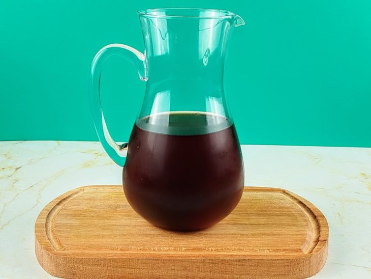 Uma jarra com o chá mate pronto.