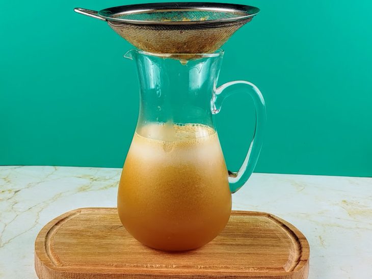 Uma jarra com o chá coado.
