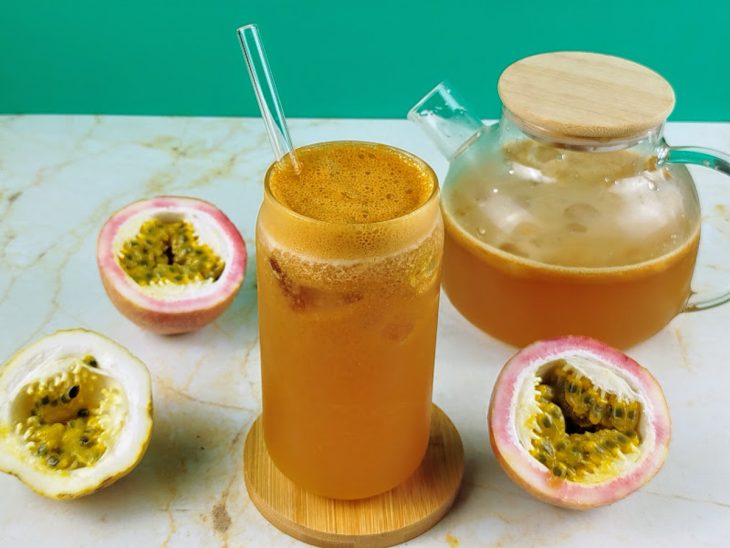 Um copo com chá-mate com maracujá.