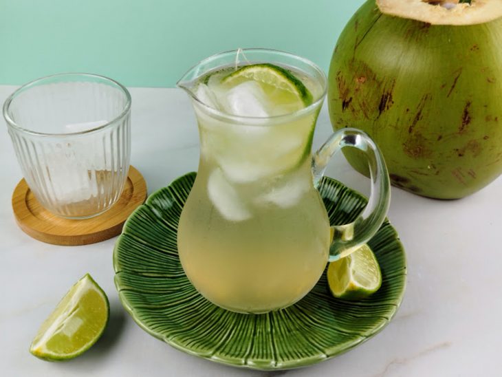 Chá-verde com água de coco e limão pronto para consumo.