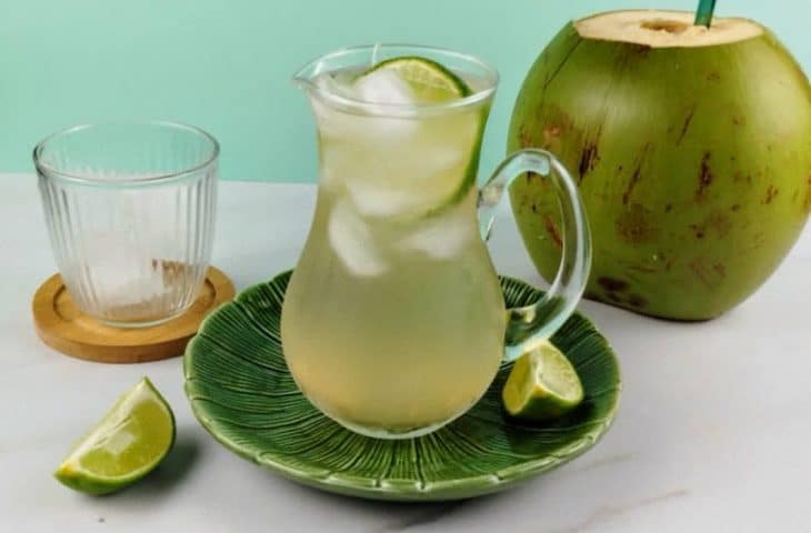 Chá-verde com água de coco e limão