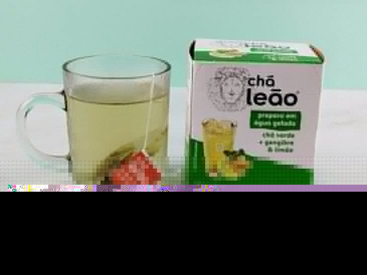 Chá infusionando numa caneca com água.