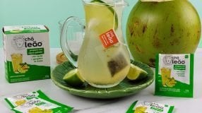 Chá-verde com água de coco e limão