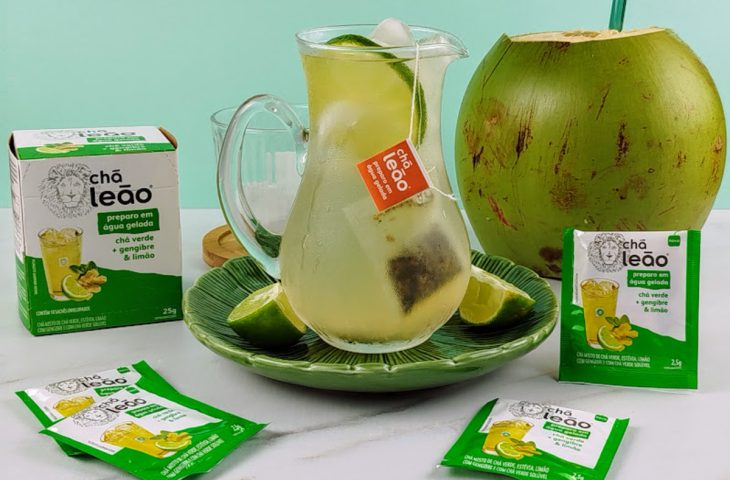 Chá-verde com água de coco e limão