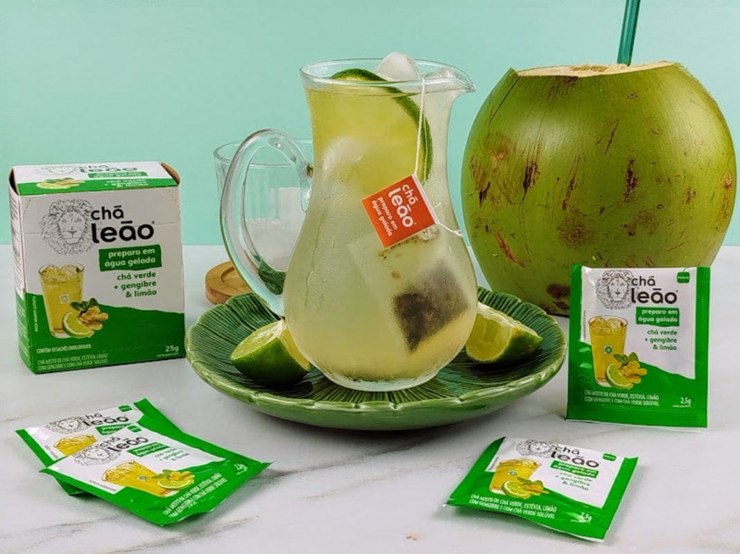 Chá-verde com água de coco e limão