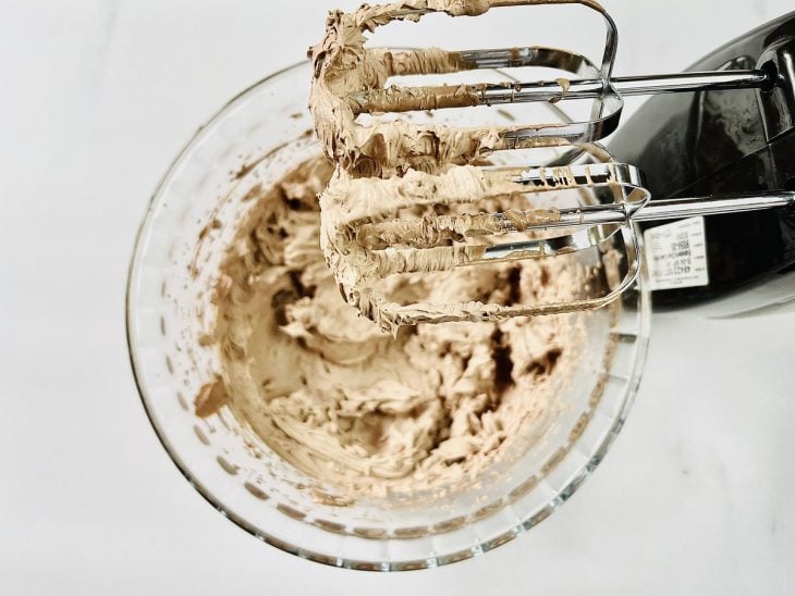 Chantilly de chocolate no ponto.