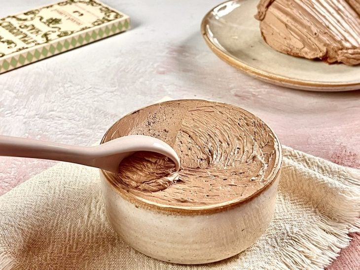 Chantilly de chocolate pronto para consumo em uma tigela de cerâmica.