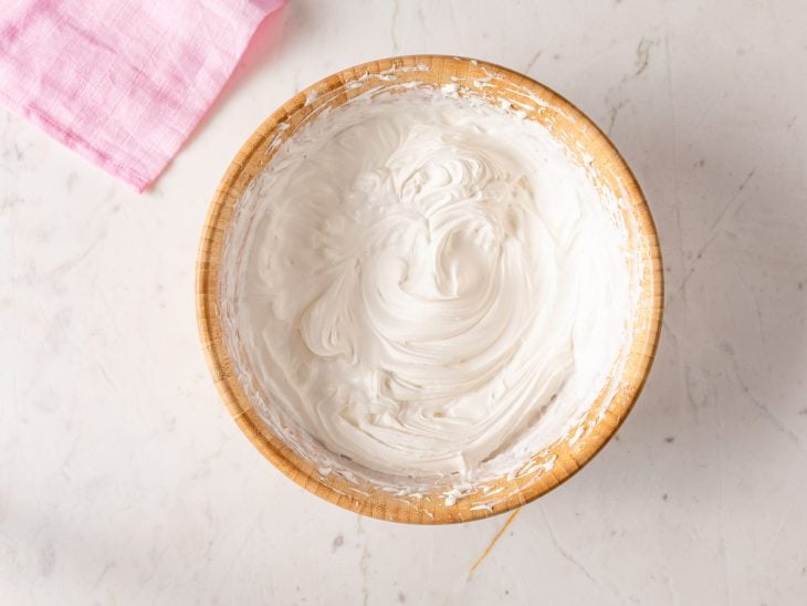 Uma tigela com o chantilly ao ponto.