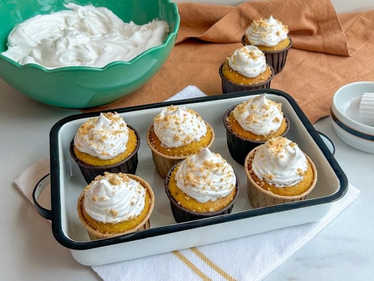 Chantilly fácil pronto para consumo e utilizado para decorar cupcakes.