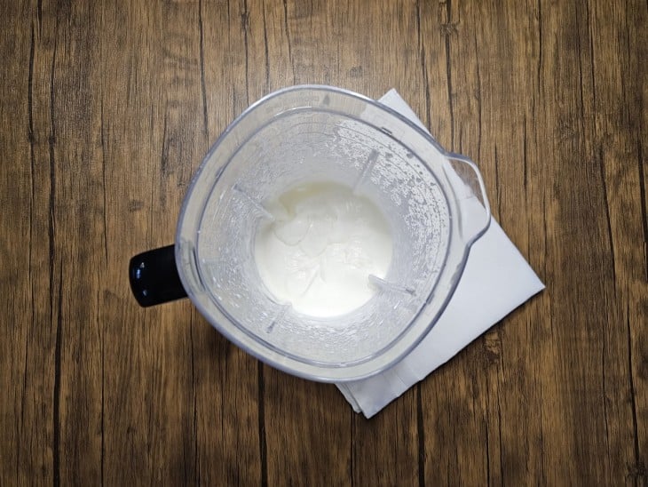 Um recipiente contendo creme de leite gelado.