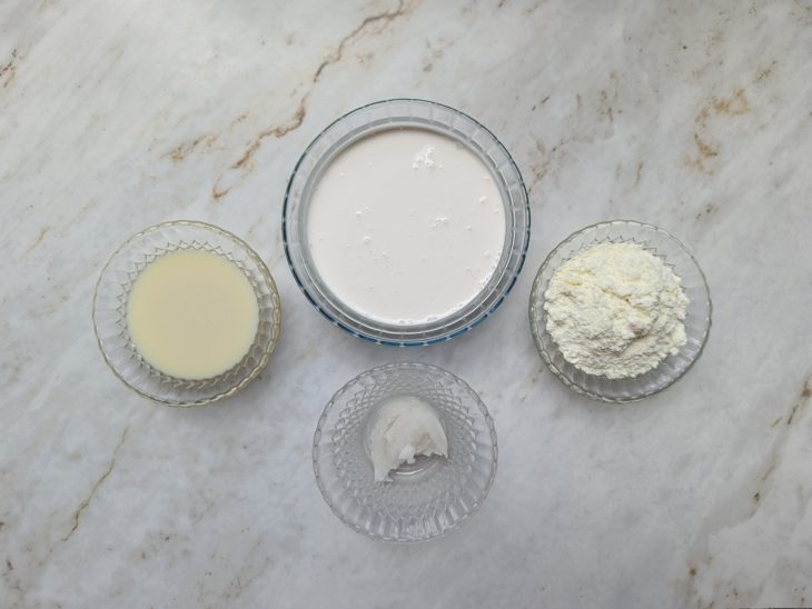 Ingredientes separados sobre a bancada..