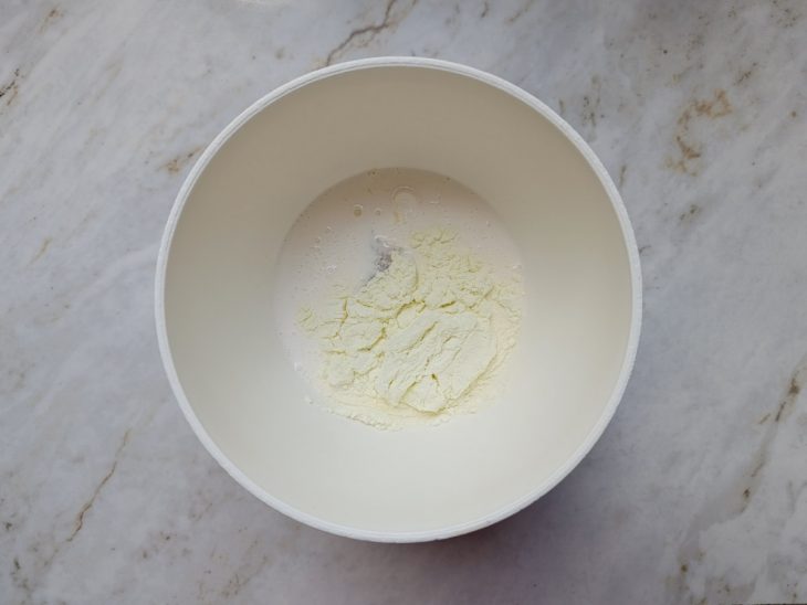 Todos os ingredientes sendo colocados na tigela da batedeira.