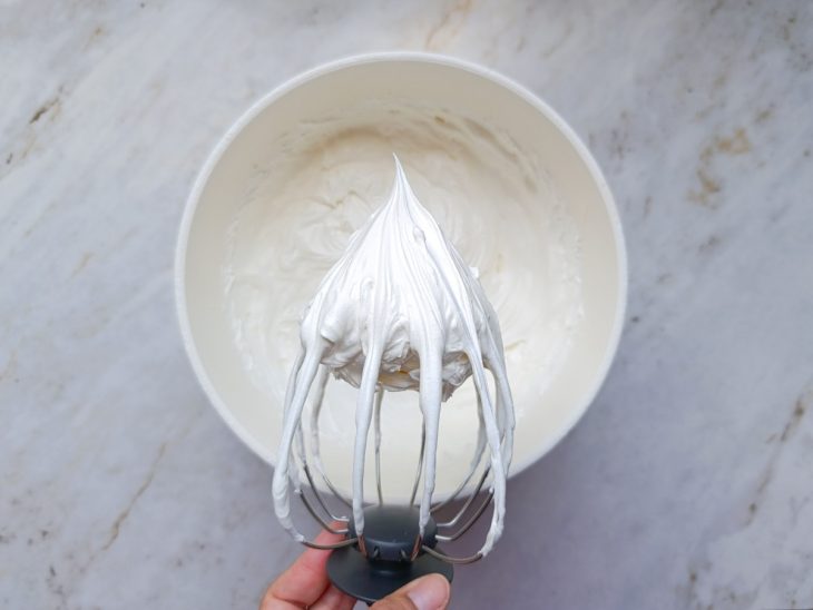 Mistura sendo batida até formar picos firmes e brilhantes.