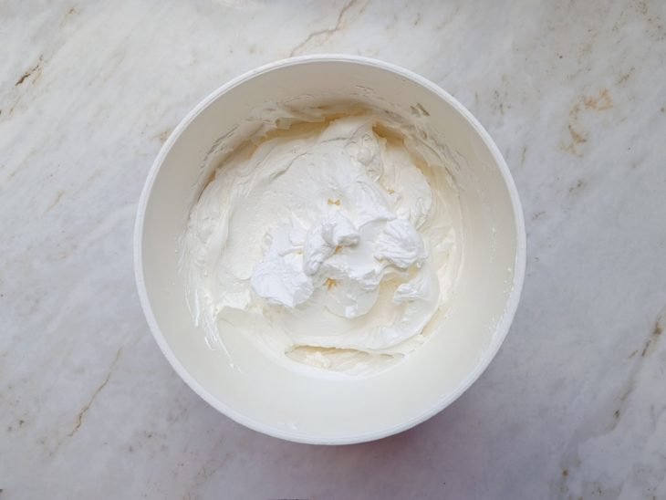 Creme firme pronto, com textura aerada.