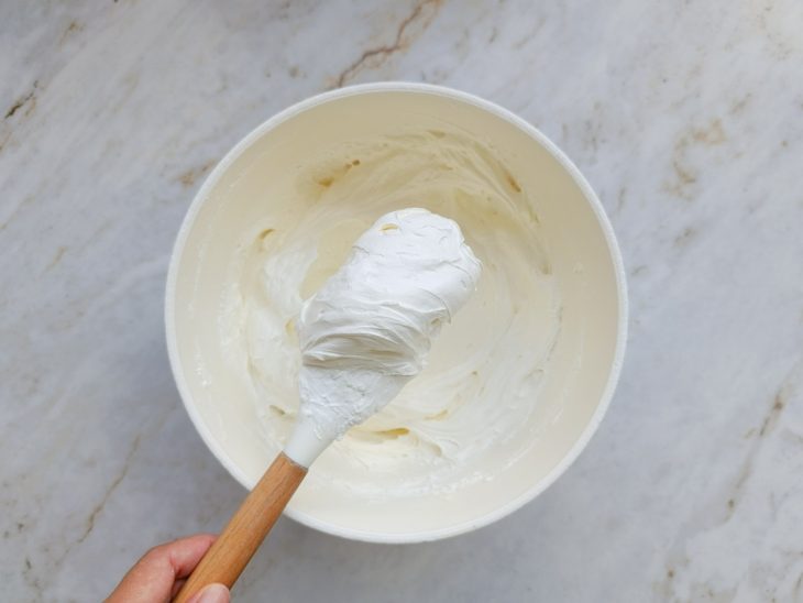 Chantininho sendo mexido com espátula até ficar mais cremoso.