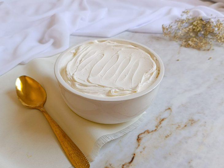 Chantininho para cobertura de bolo servido.