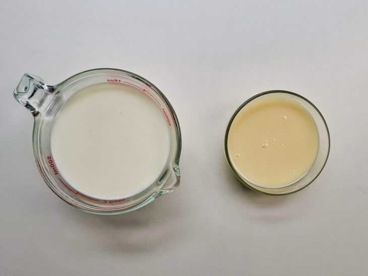 Creme de leite e leite condensado em recipientes separados.