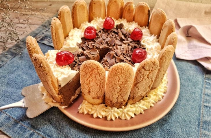 Charlotte com biscoito champagne