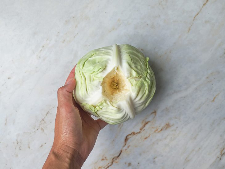 Corte do miolo da cabeça de repolho.
