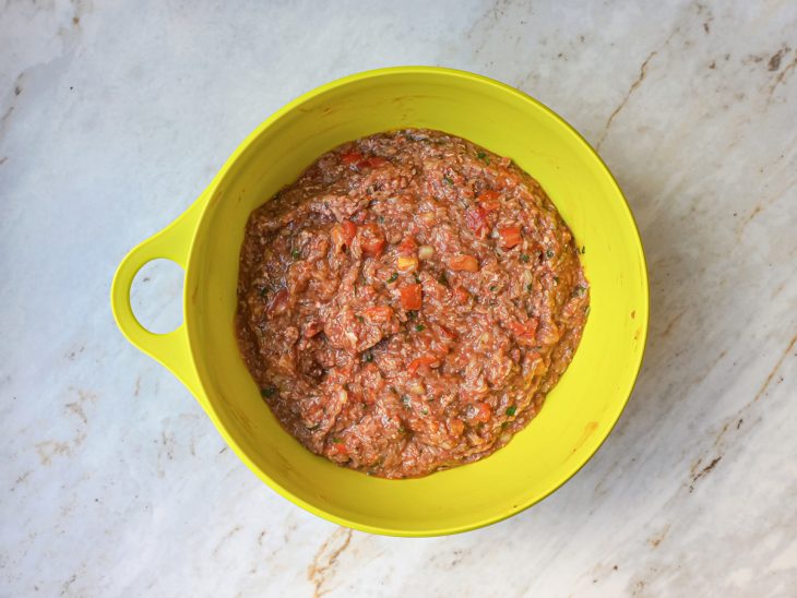 Recheio sendo misturado em uma tigela grande.