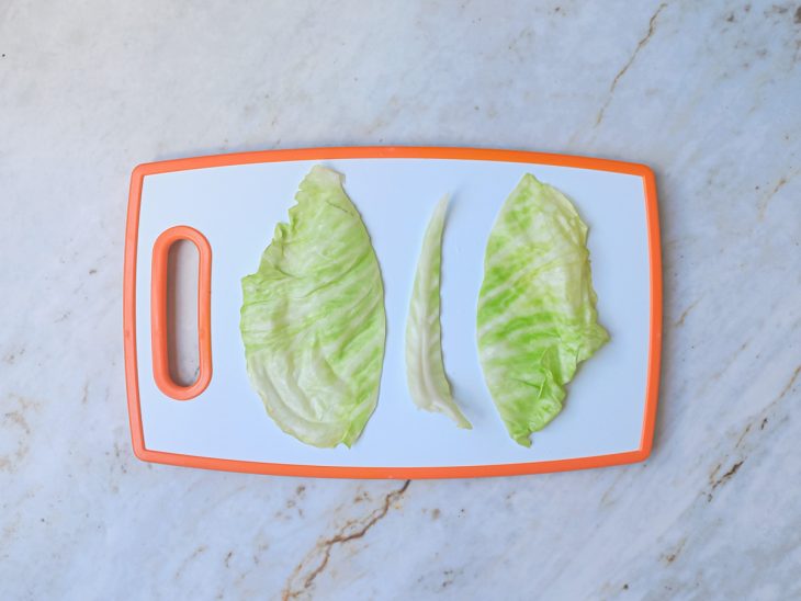 Retirada do talo grosso do centro de uma folha de repolho.