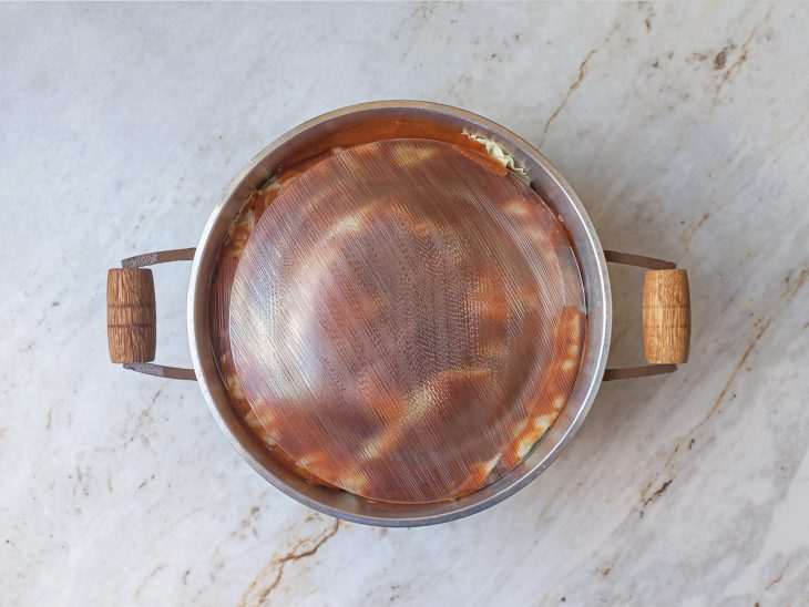 Pratos sobre os charutos pressionando a montagem.