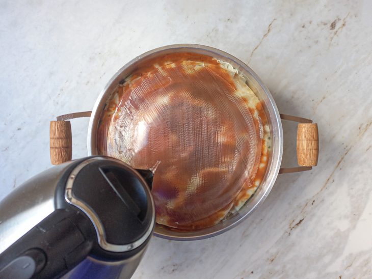 pratos sobre os charutos pressionando a montagem.