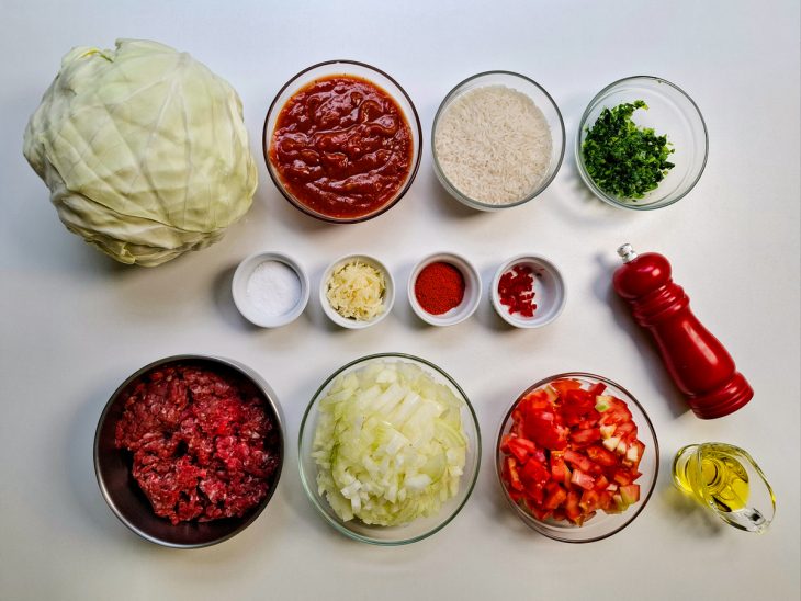 Ingredientes separados sobre a bancada.