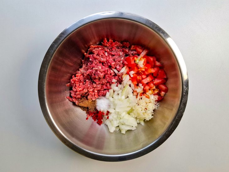 Ingredientes picados na tigela.