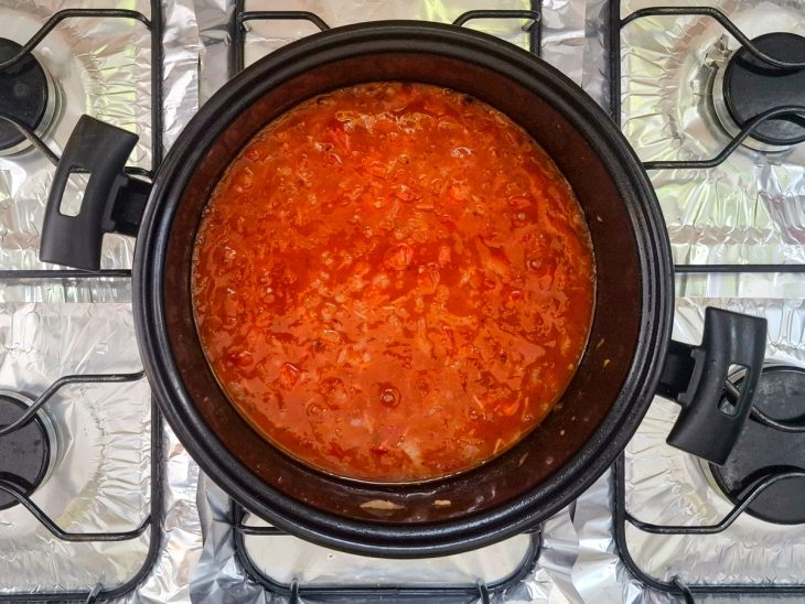 Molho sendo preparado na panela.