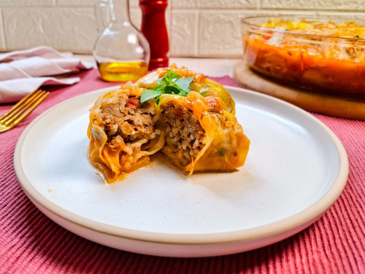 Charuto de repolho com carne moída servido.