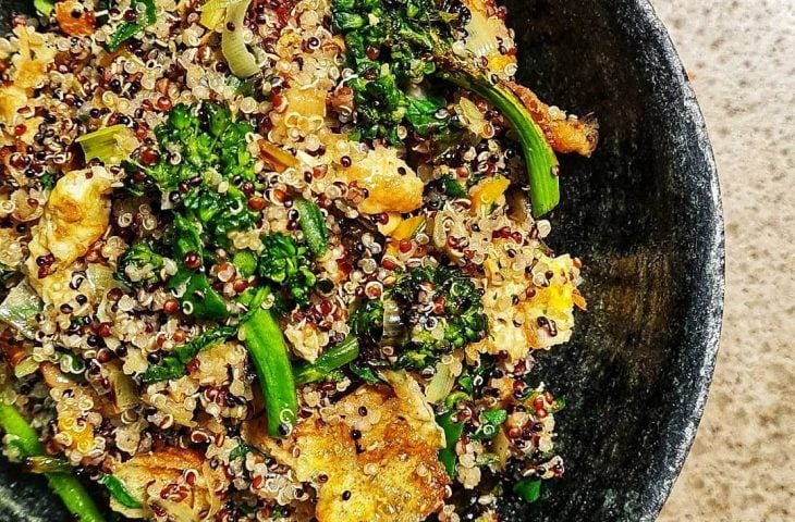 Chaufa de quinoa com vegetais