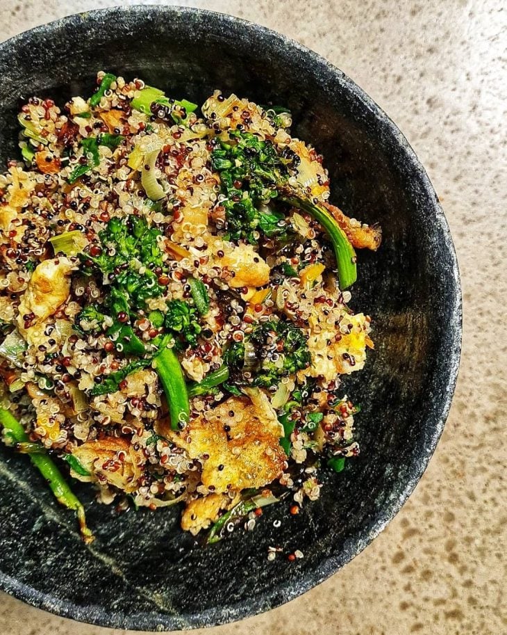 Chaufa de quinoa com vegetais