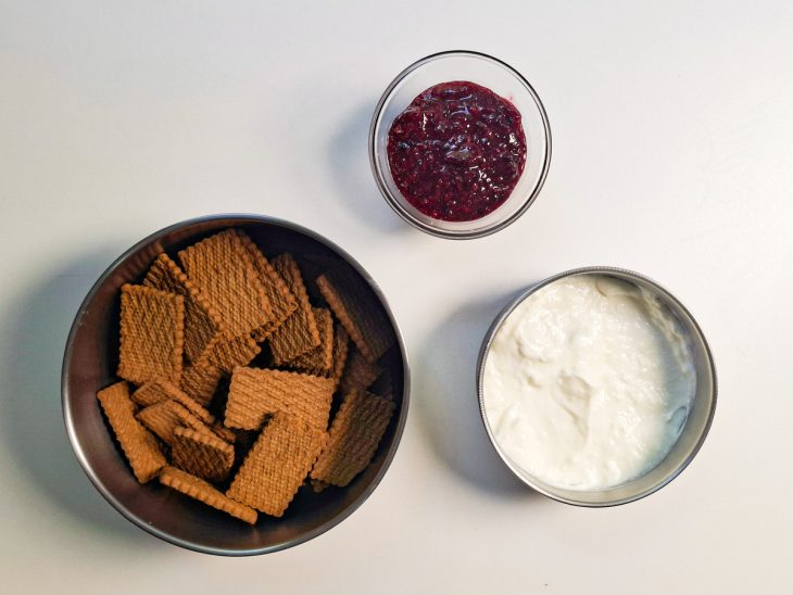 Ingredientes organizados sobre a bancada para iniciar o preparo.