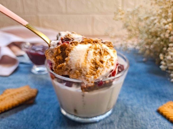 Cheescake japonês servido com feleia.