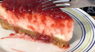 Cheesecake com geleia de morango