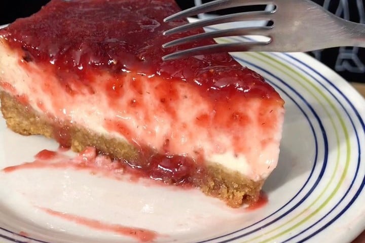 Cheesecake com geleia de morango